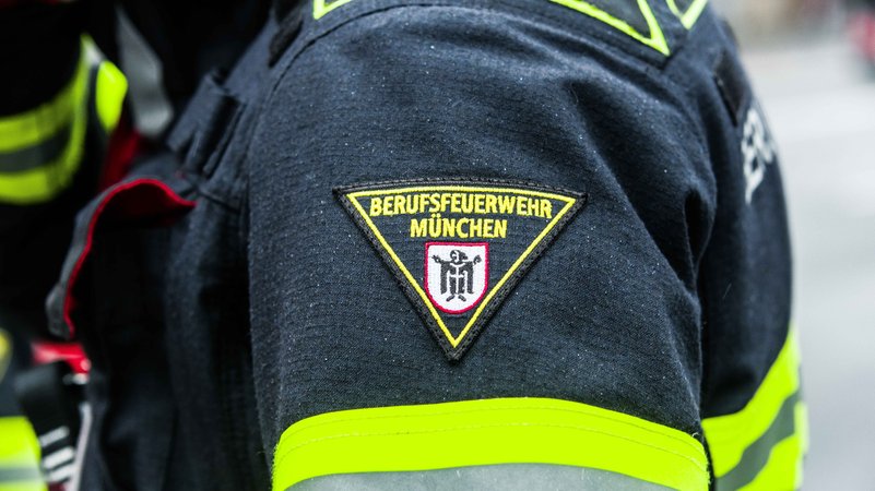 Ein Feuerwehrmann der Berufsfeuerwehr München.