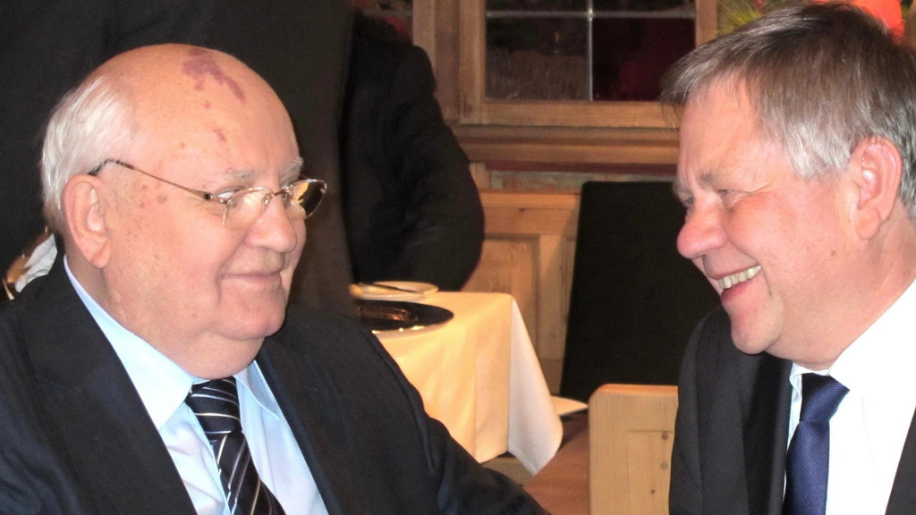 Landtagsvizepräsident Karl Freller trifft 2011 Michail Gorbatschow