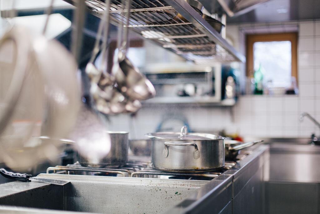 Ein Topf auf einem Herd in einer Restaurantküche.