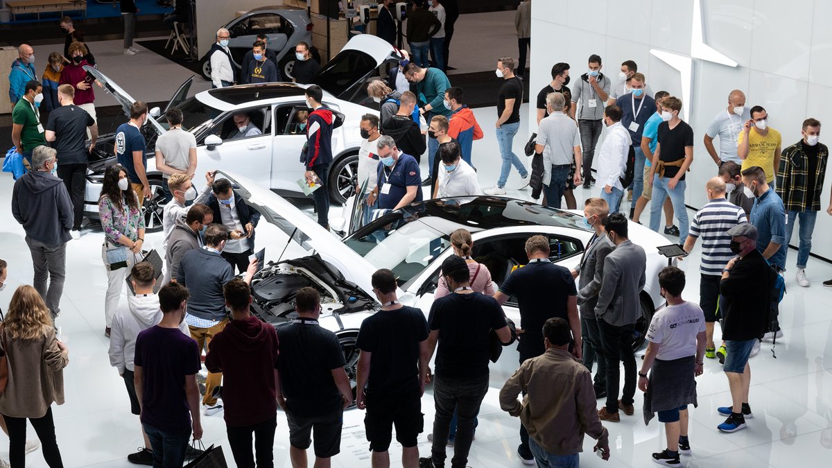 Messebesucher schauen sich während der Internationalen Automobil-Ausstellung (IAA Mobility) 2021 neuen Modelle an.