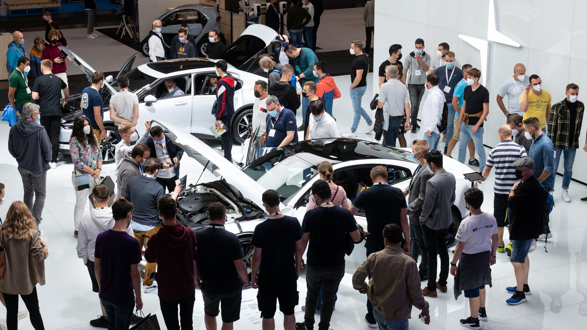 Messebesucher schauen sich während der Internationalen Automobil-Ausstellung (IAA Mobility) 2021 neuen Modelle an.