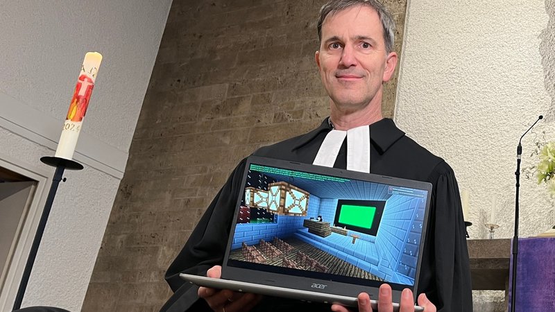 Pfarrer mit Laptop | Bild: BR / Brigitte Kornberger Pfarrer mit Laptop