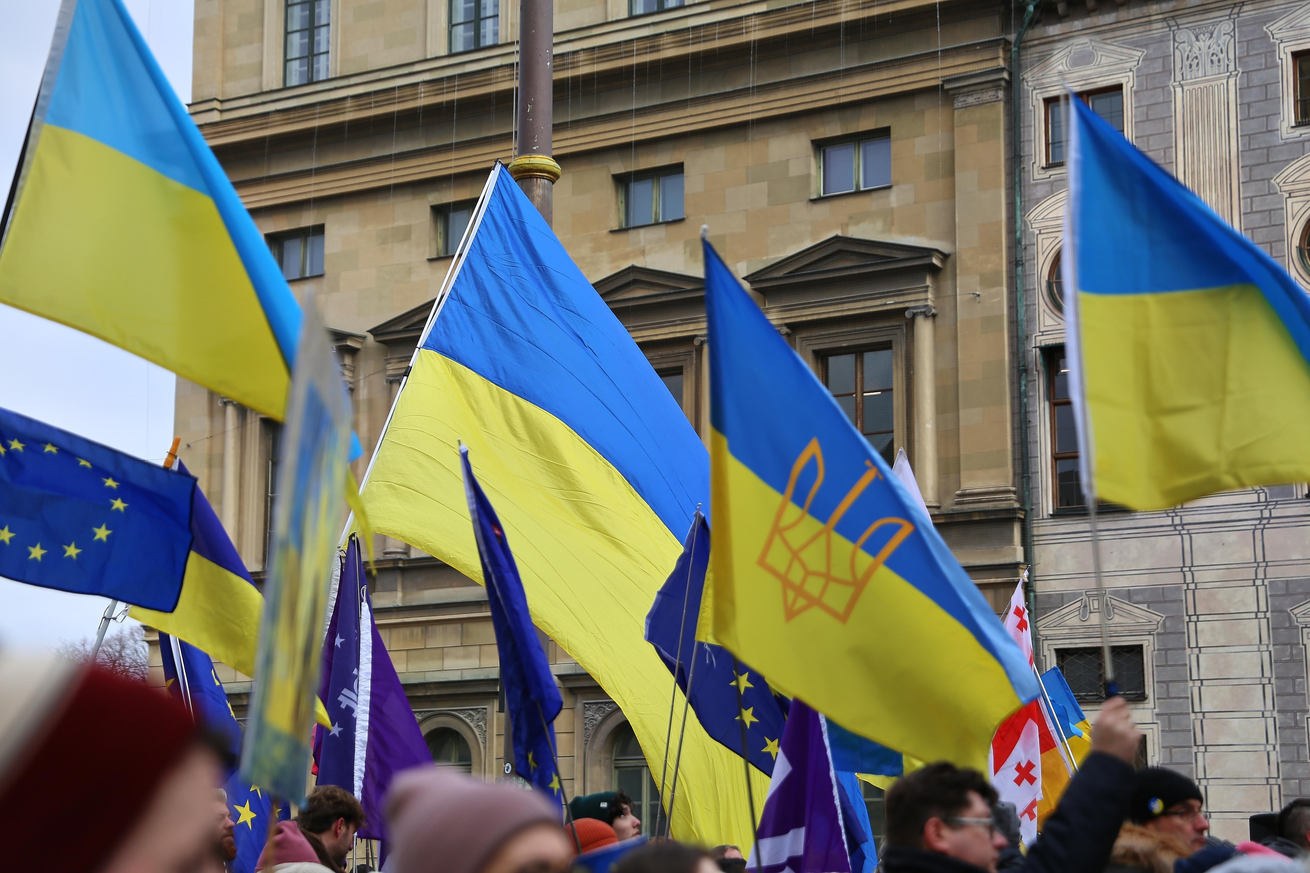 München, Bayern, Deutschland: Odeonsplatz: Pro-Ukraine-Demo: Ukrainische Fahnen