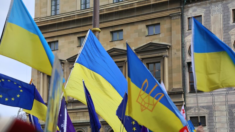 München, Bayern, Deutschland: Odeonsplatz: Pro-Ukraine-Demo: Ukrainische Fahnen | Bild: picture alliance / dts-Agentur | - München, Bayern, Deutschland: Odeonsplatz: Pro-Ukraine-Demo: Ukrainische Fahnen