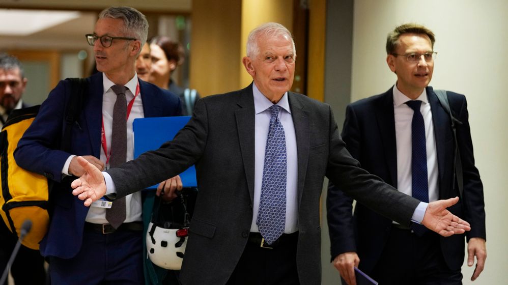 Josep Borrell (M), Chef der Außenpolitik der Europäischen Union, trifft zu den Beratungen der EU-Außenminister im Gebäude des Europäischen Rates ein. | Bild:dpa-Bildfunk/Virginia Mayo