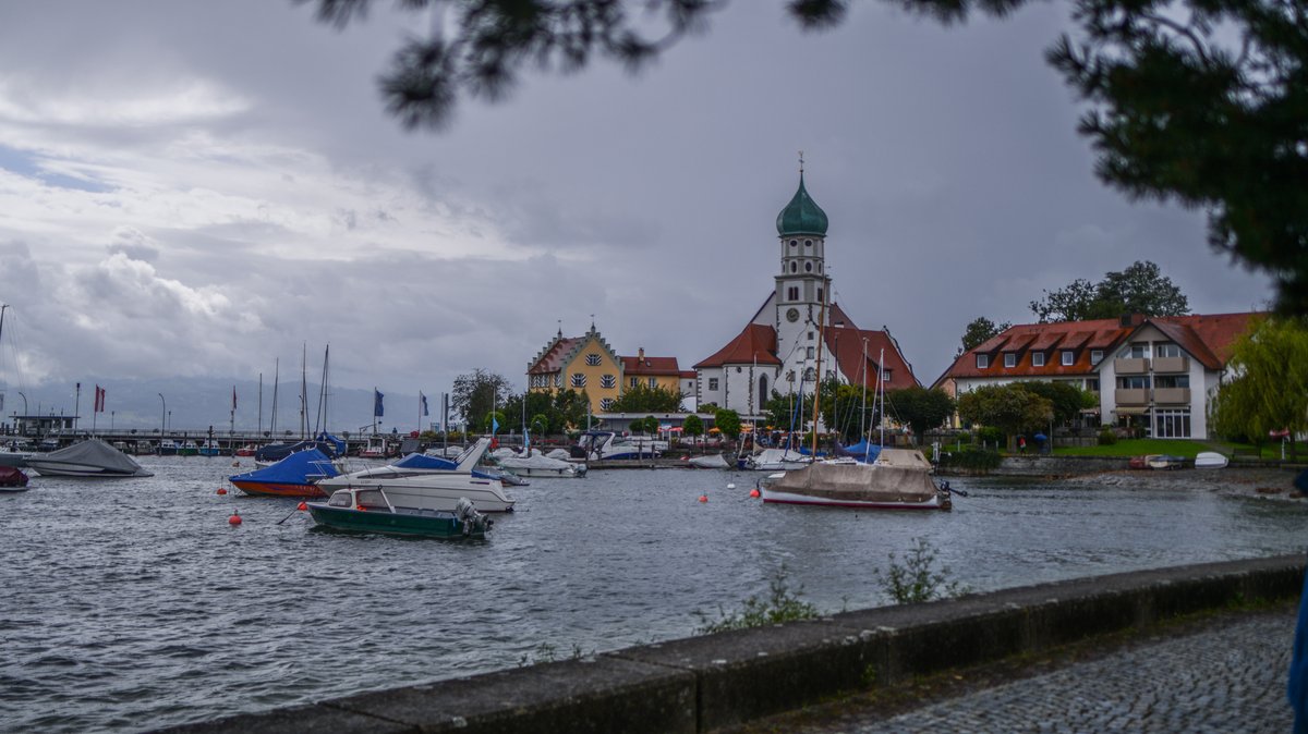 Wasserburg im Landkreis Lindau: Blick auf Boote, dahinter unter anderem die katholische Pfarrkiche St. Georg