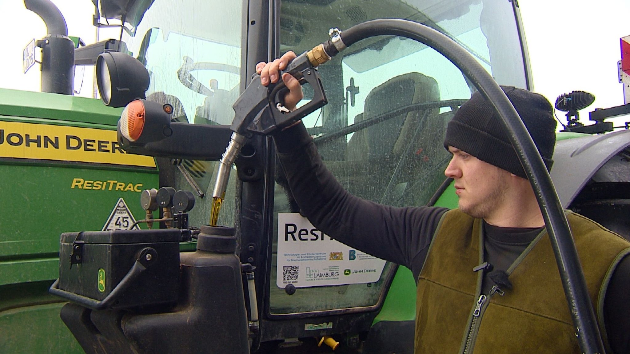 Rainer Reuß ist ein echter Rapsöl-Pionier. Seit über 20 Jahren fahren seine Traktoren mit Rapsöl, derzeit testet er eine Weltneuheit von John Deere. Im Zuge der Diskussion um den Agrar Diesel gar keine so schlechte Idee mit dem Treibstoff vom Acker.