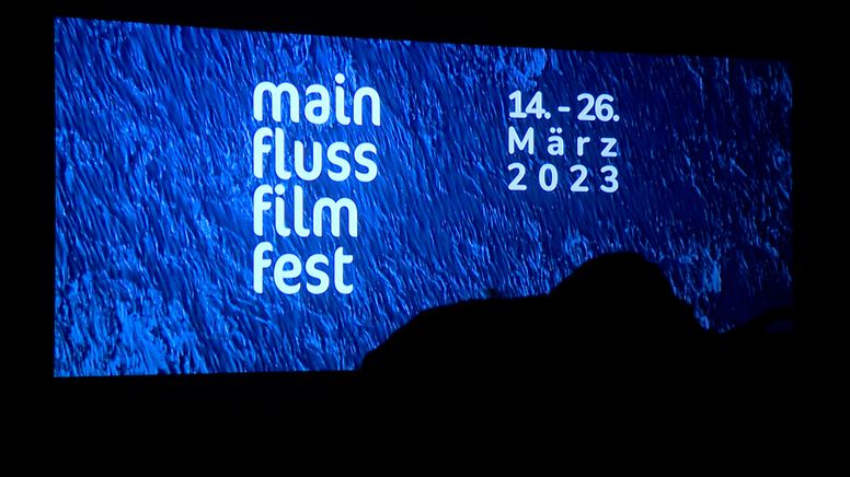 Blick auf die Kinoleinwand, auf der Main Fluss Film Fest 14.-26. März 2023 zu lesen ist.  | Bild:BR
