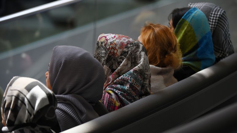 Junge Frauen mit verschiedenfarbigen Kopftüchern sitzen als Zuschauerinnen im Bundestag. | Bild:picture alliance/dpa | Sonja Wurtscheid