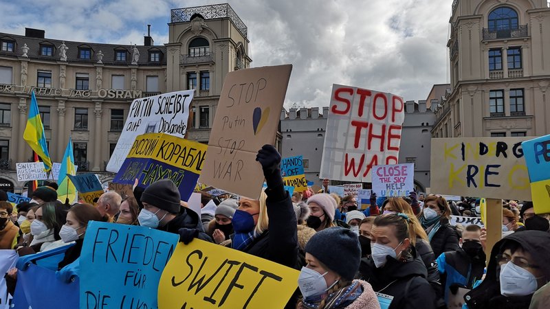 "Stop the war", "Stop Putin" oder "Swift aus" steht auf Plakaten, die Demonstranten am Münchner Stachus in die Höhe halten.