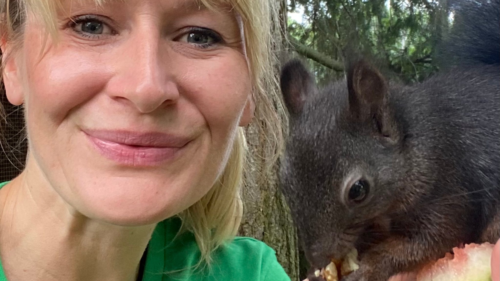 Martina Gehret mit einem Eichhörnchen