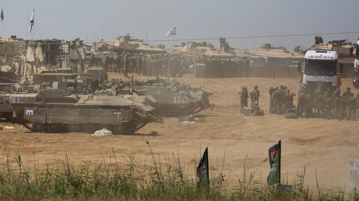 Archivbild: Israelische Truppen sind in der Nähe des Kerem Shalom Grenzübergangs im Süden Israels stationiert. 