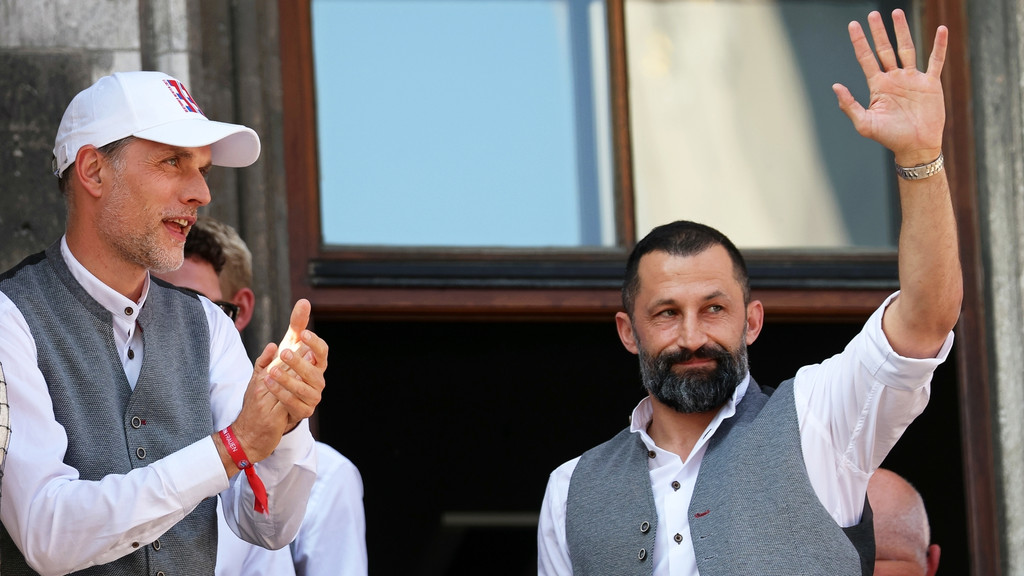 Bayerns Trainer Thomas Tuchel (l) und der scheidende Sportvorstand Hasan Salihamidzic (r) stehen auf dem Münchner Rathaus-Balkon