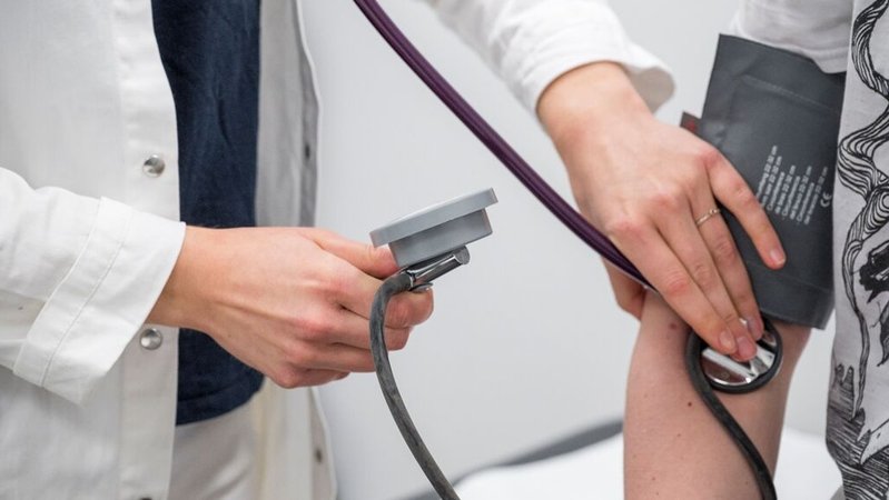 ARCHIV - 20.03.2024, Bayern, Schwarzenbach An Der Saale: Eine Medizinstipendiatin kontrolliert den Blutdruck und den Puls eines Patienten (gestellte Szene). (zu dpa: «Medizinstudium ohne Spitzen-Abi - Greifswald mit eigenem Weg») Foto: Daniel Vogl/dpa +++ dpa-Bildfunk +++ | Bild: dpa-Bildfunk/Daniel Vogl ARCHIV - 20.03.2024, Bayern, Schwarzenbach An Der Saale: Eine Medizinstipendiatin kontrolliert den Blutdruck und den Puls eines Patienten (gestellte Szene). (zu dpa: «Medizinstudium ohne Spitzen-Abi - Greifswald mit eigenem Weg») Foto: Daniel Vogl/dpa +++ dpa-Bildfunk +++