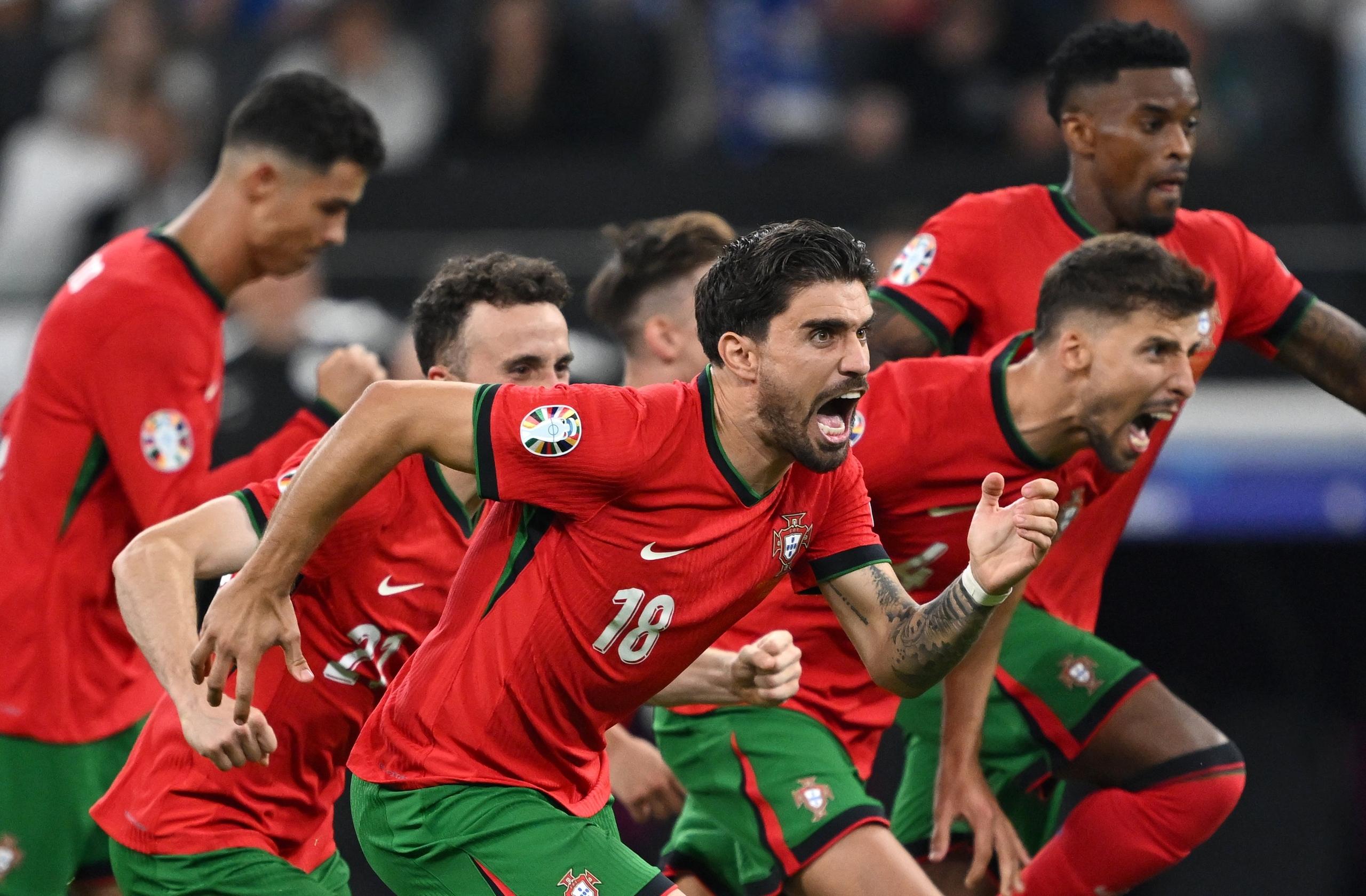 01.07.2024, Hessen, Frankfurt/M.: UEFA Euro 2024, EM, Portugal - Slowenien, Finalrunde, Achtelfinale, Frankfurt Arena, Portugals Ruben Neves (M) und die Mitspieler feiern den Sieg im Elfmeterschießen.