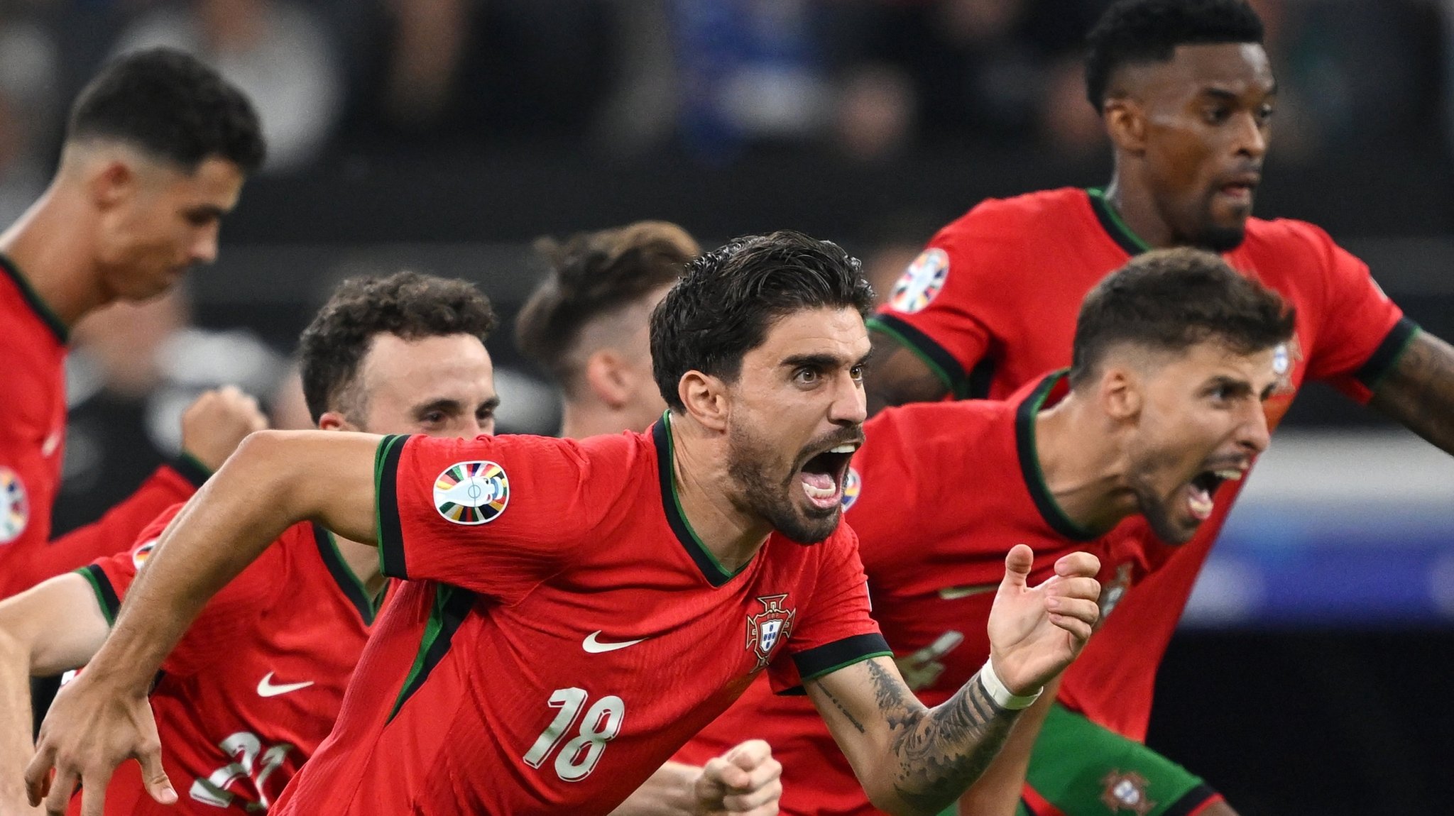 01.07.2024, Hessen, Frankfurt/M.: UEFA Euro 2024, EM, Portugal - Slowenien, Finalrunde, Achtelfinale, Frankfurt Arena, Portugals Ruben Neves (M) und die Mitspieler feiern den Sieg im Elfmeterschießen.