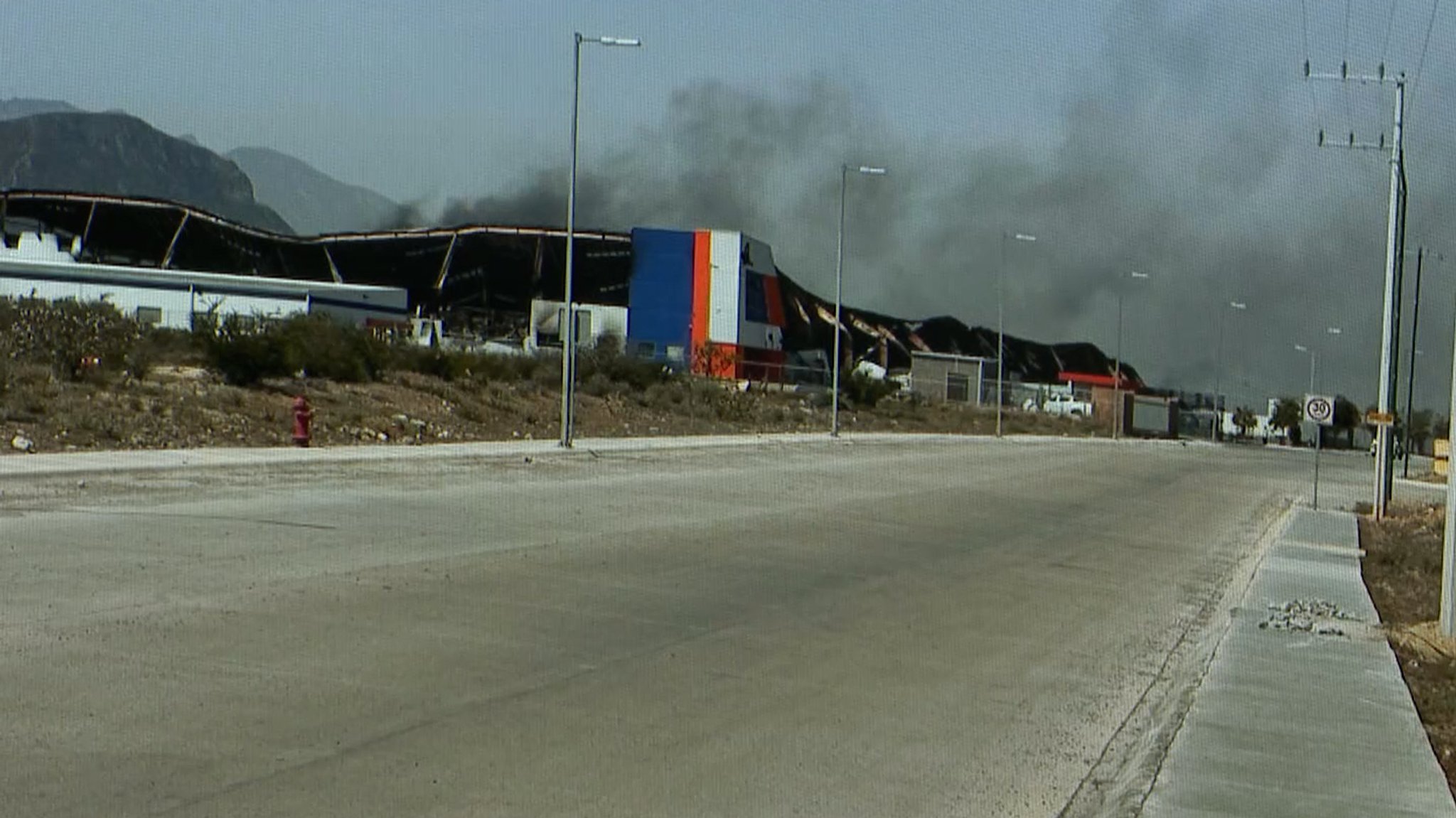 Aus einer Industriehalle steigt Qualm auf.