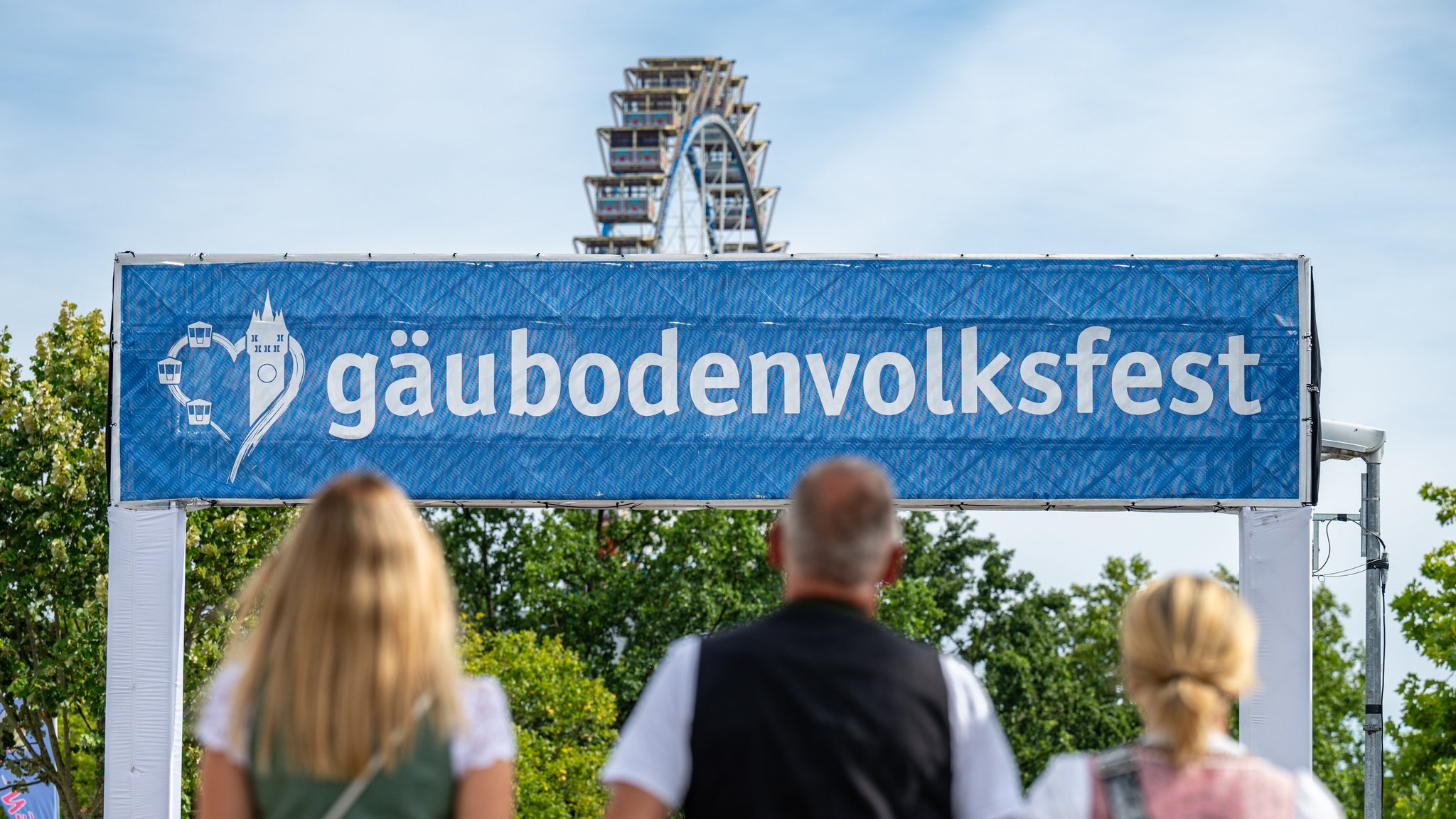 Besucher 2024 auf dem Gelände des Gäubodenvolksfests. | Bild: pa/dpa/Armin Weigel Besucher 2024 auf dem Gelände des Gäubodenvolksfests.