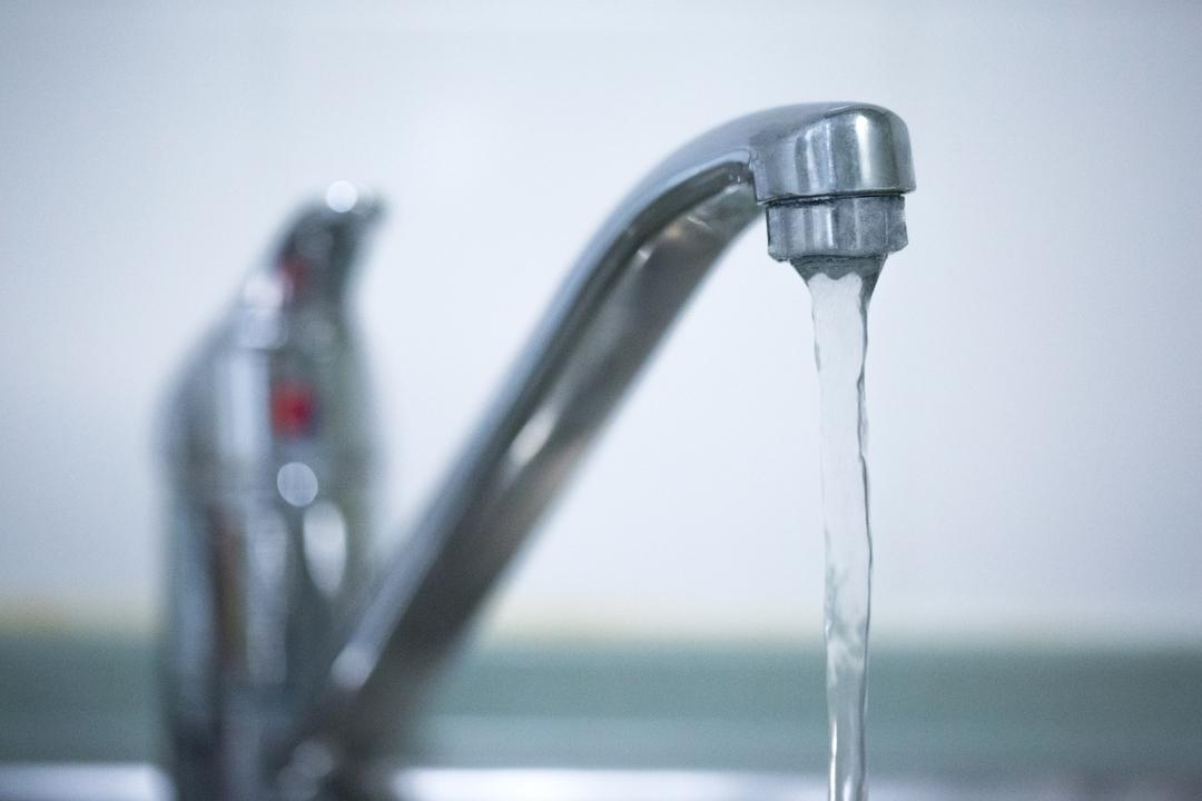 Wasser fließt aus einem Wasserhahn