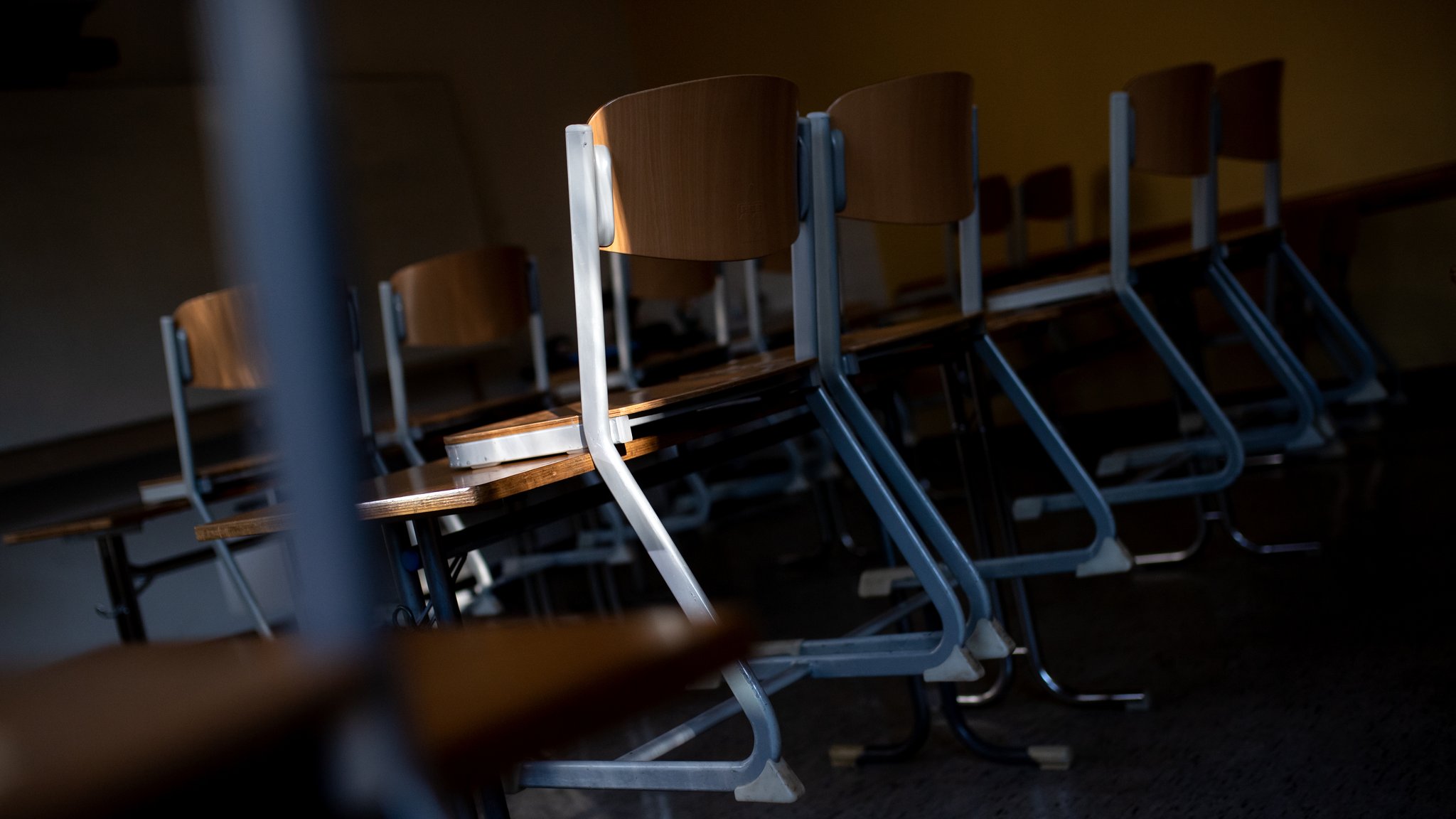 Leeres Klassenzimmer, Tische und Stühle. 