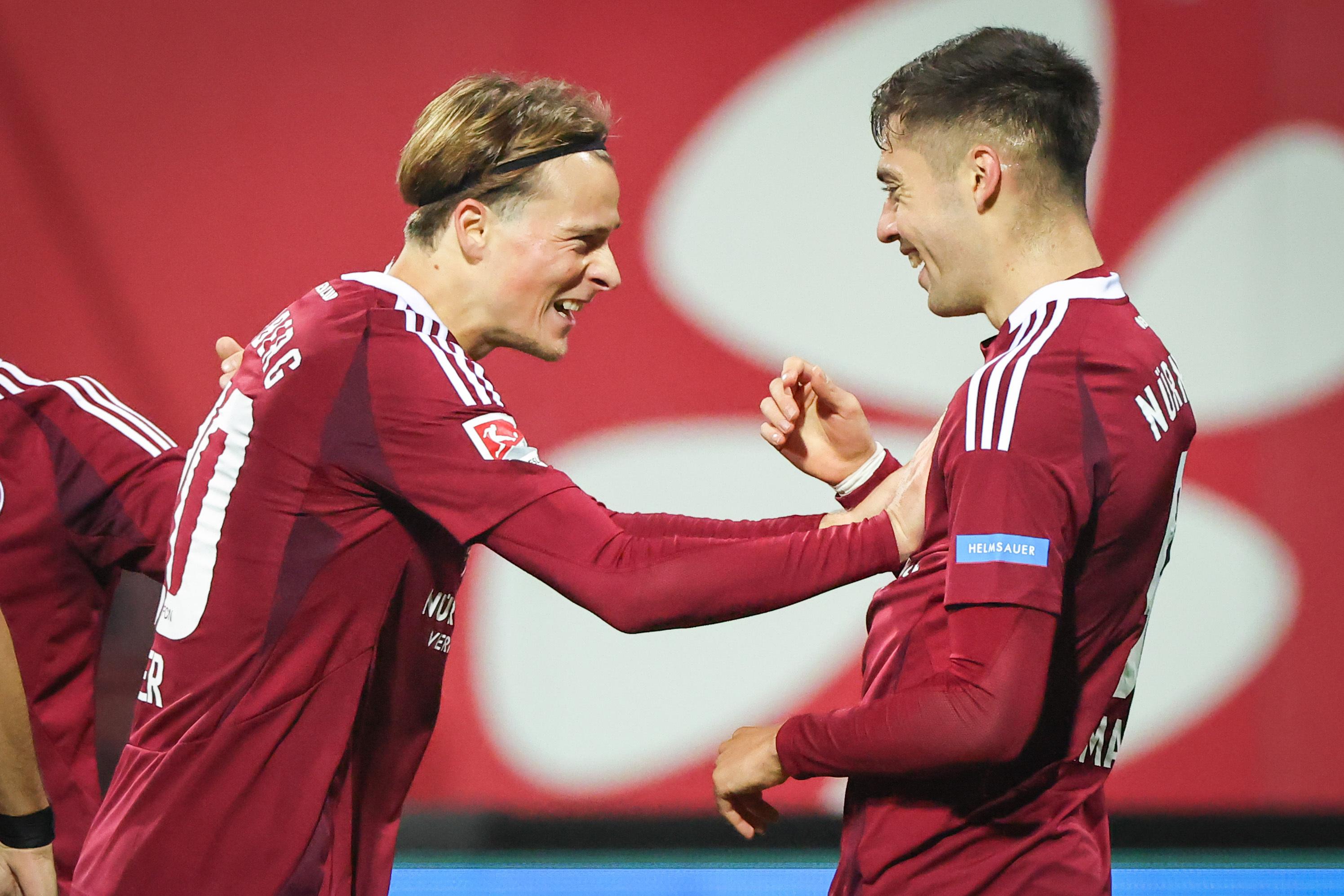 Stefanos Tzimas  jubelt mit dem Nürnberger Caspar Jander über sein Tor zum 1:0