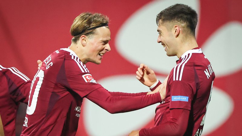 Stefanos Tzimas jubelt mit dem Nürnberger Caspar Jander über sein Tor zum 1:0 | Bild: picture alliance/dpa Stefanos Tzimas jubelt mit dem Nürnberger Caspar Jander über sein Tor zum 1:0