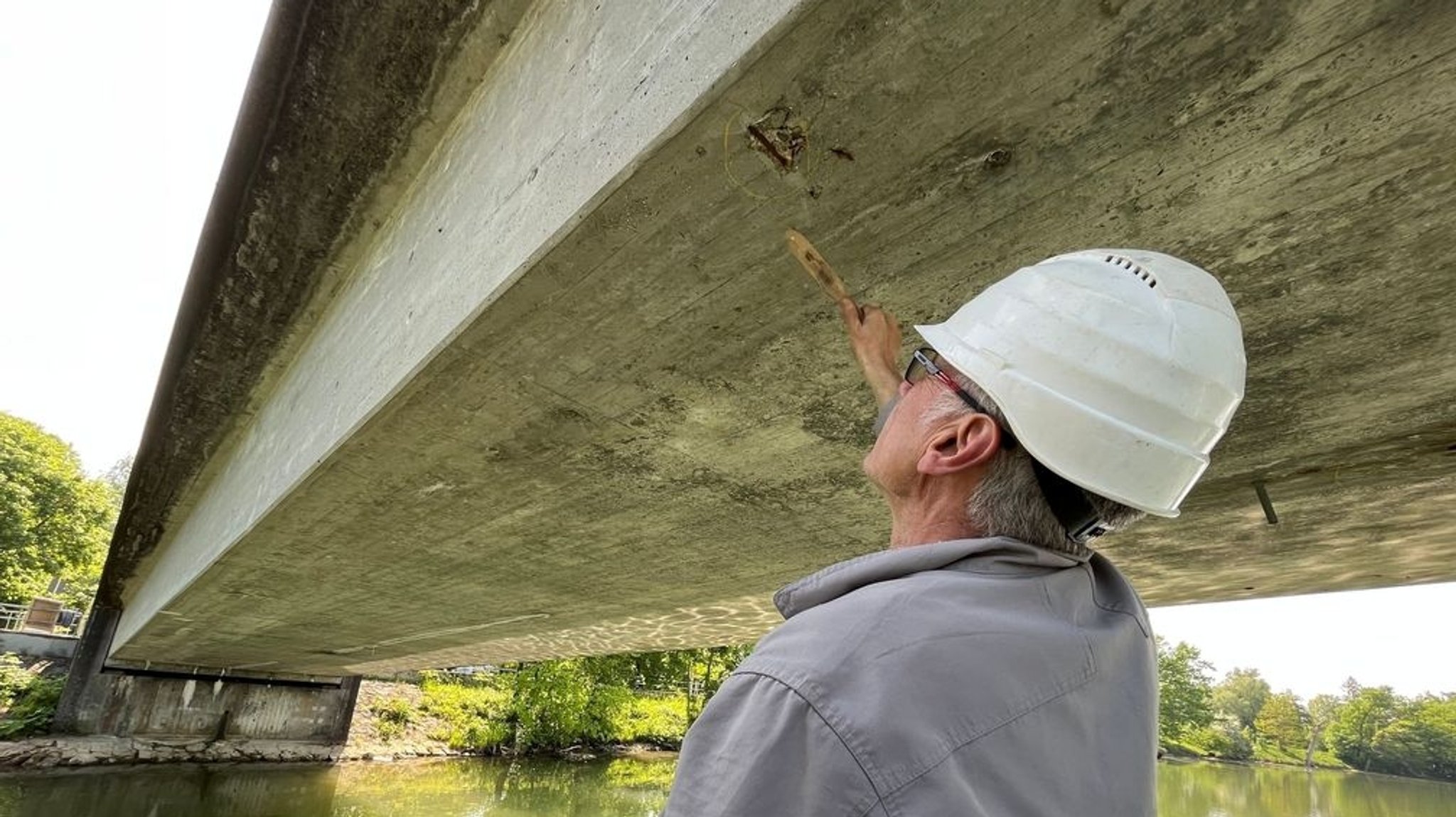 Bei der Brückeninspektion in Neu-Ulm wird der Friedrichsausteg überprüft.