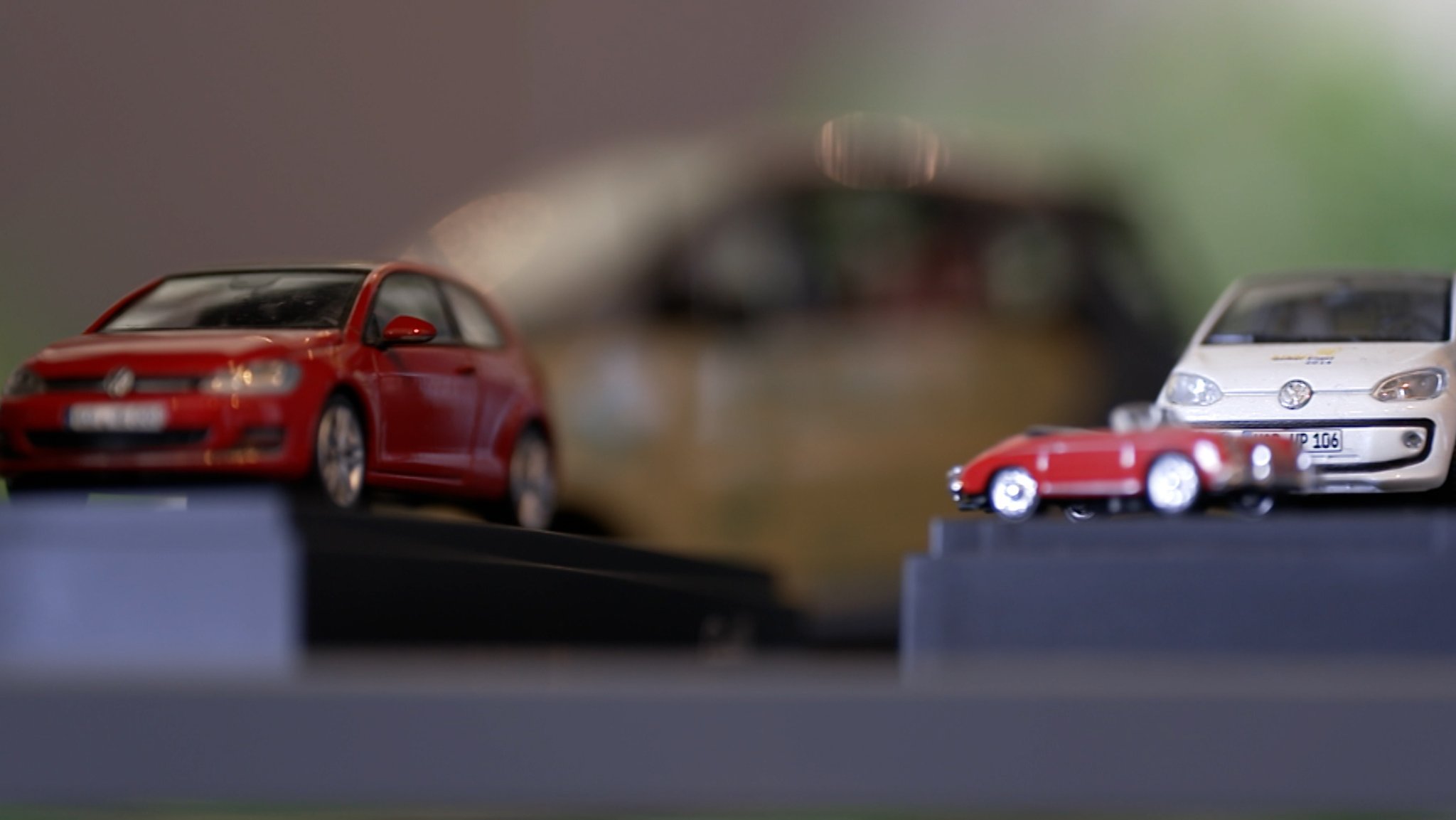 Die deutsche Autoindustrie ist in schwierigem Fahrwasser. Die US Zölle verschärfen die Krise. Der Autobauer Audi meldet heute wieder einen Gewinnrückgang. Zwei Drittel der mittelständischen Zulieferer haben im vergangenen Jahr Stellen abgebaut.