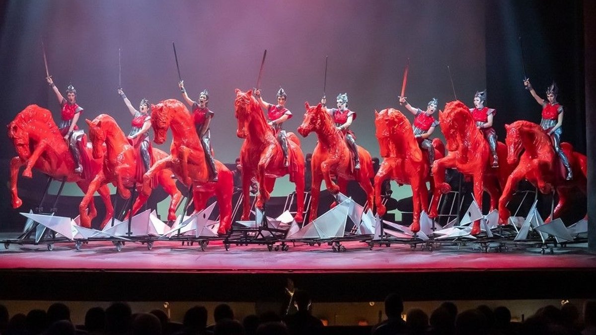 Die Walküren sitzen mit gezückten Schwertern auf acht lebensgroßen Pferden - das markanteste Bild aus der Walküren-Inszenierung der Opera Sofia.