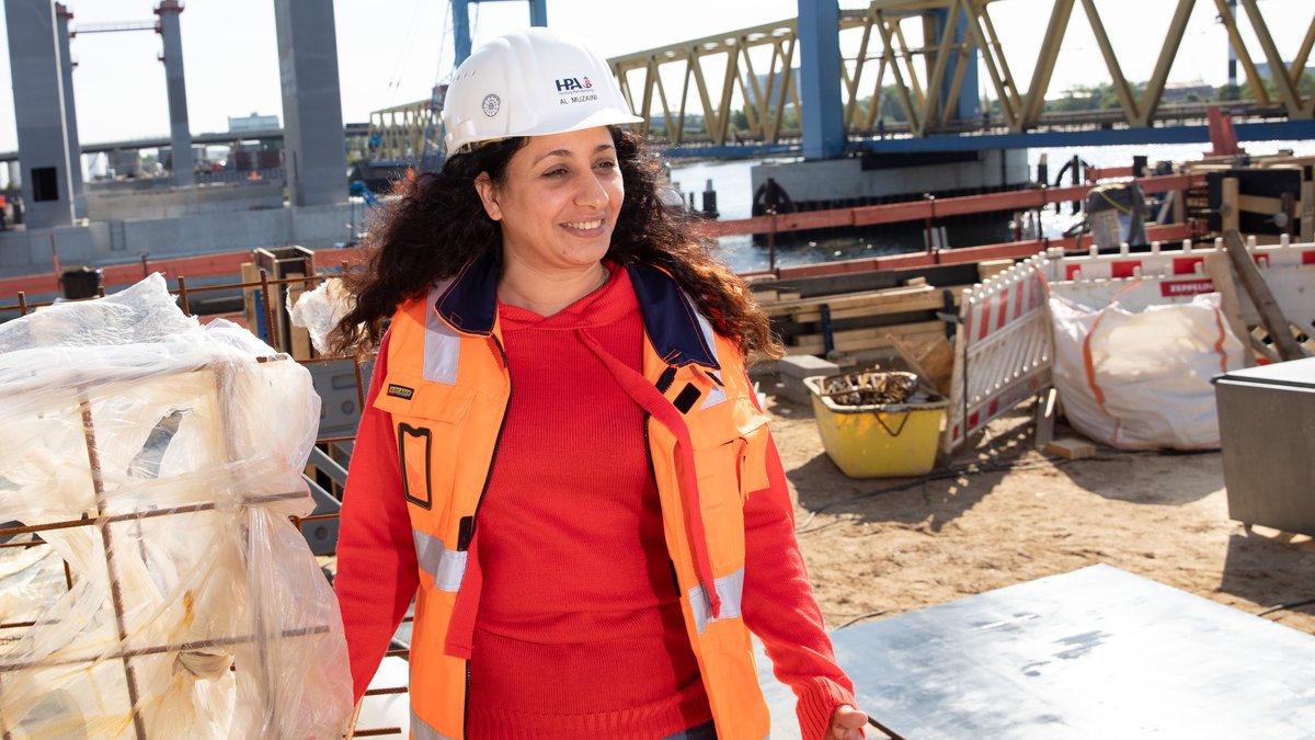 Lena Muzaini, aus Palästina geflüchtete Ingenieurin bei der Hamburg Port Authority HPA (Aufnahme von 2019)