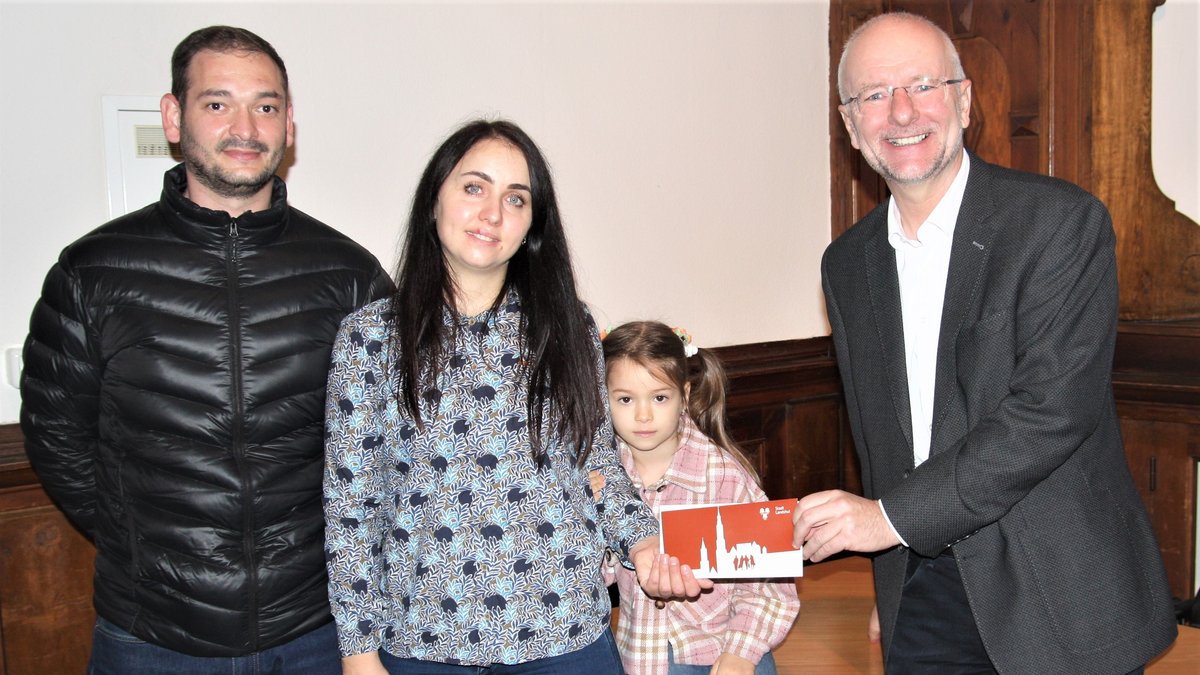 Landshuts Oberbürgermeister Alexander Putz und die Familie Vlasiuk 