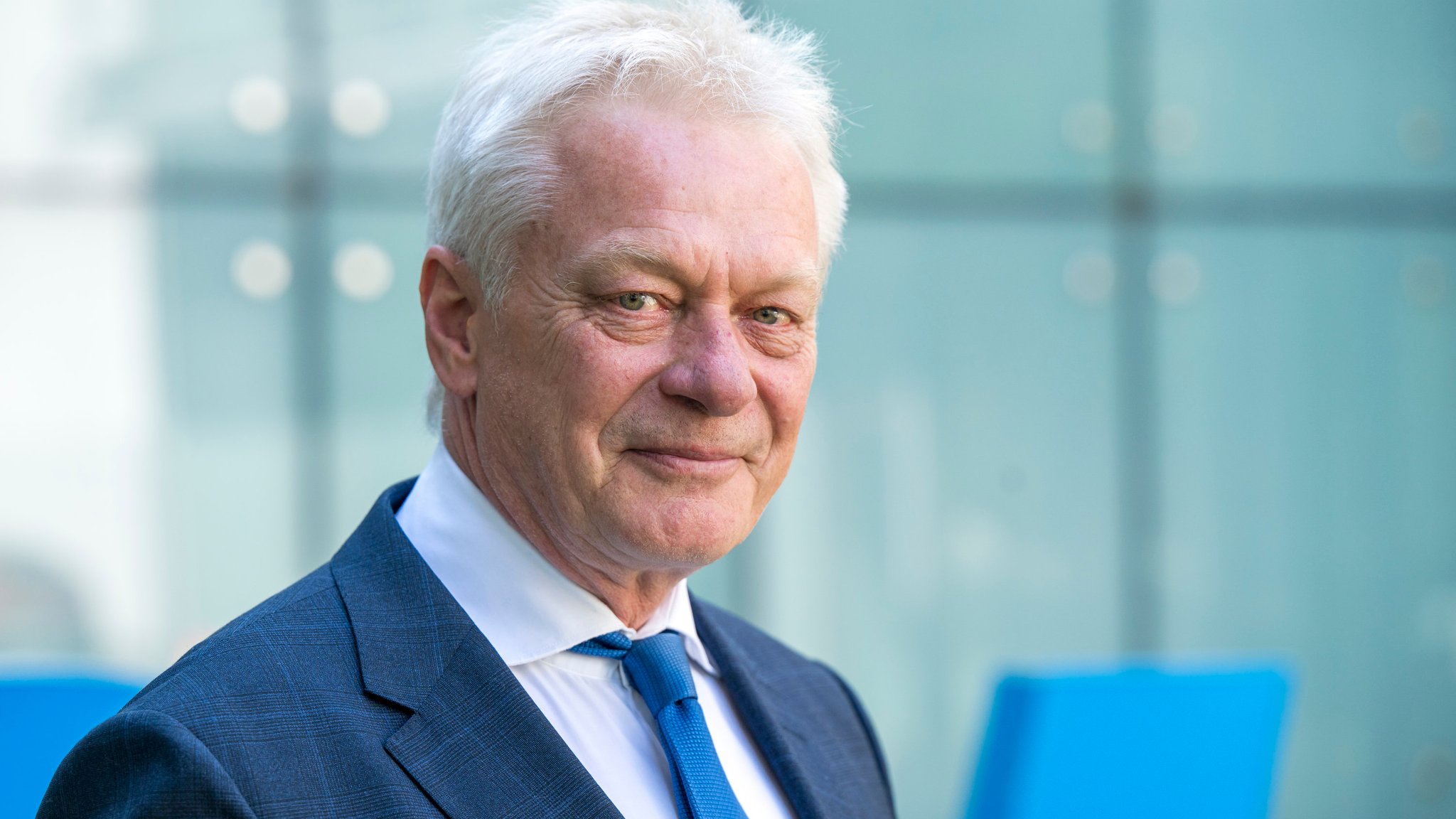 28.04.2025, Bayern, München: Der designierte Bundeslandwirtschaftsminister Alois Rainer steht nach der CSU-Vorstandssitzung für ein Porträt im Innenhof der Parteizentrale. Foto: Peter Kneffel/dpa +++ dpa-Bildfunk +++