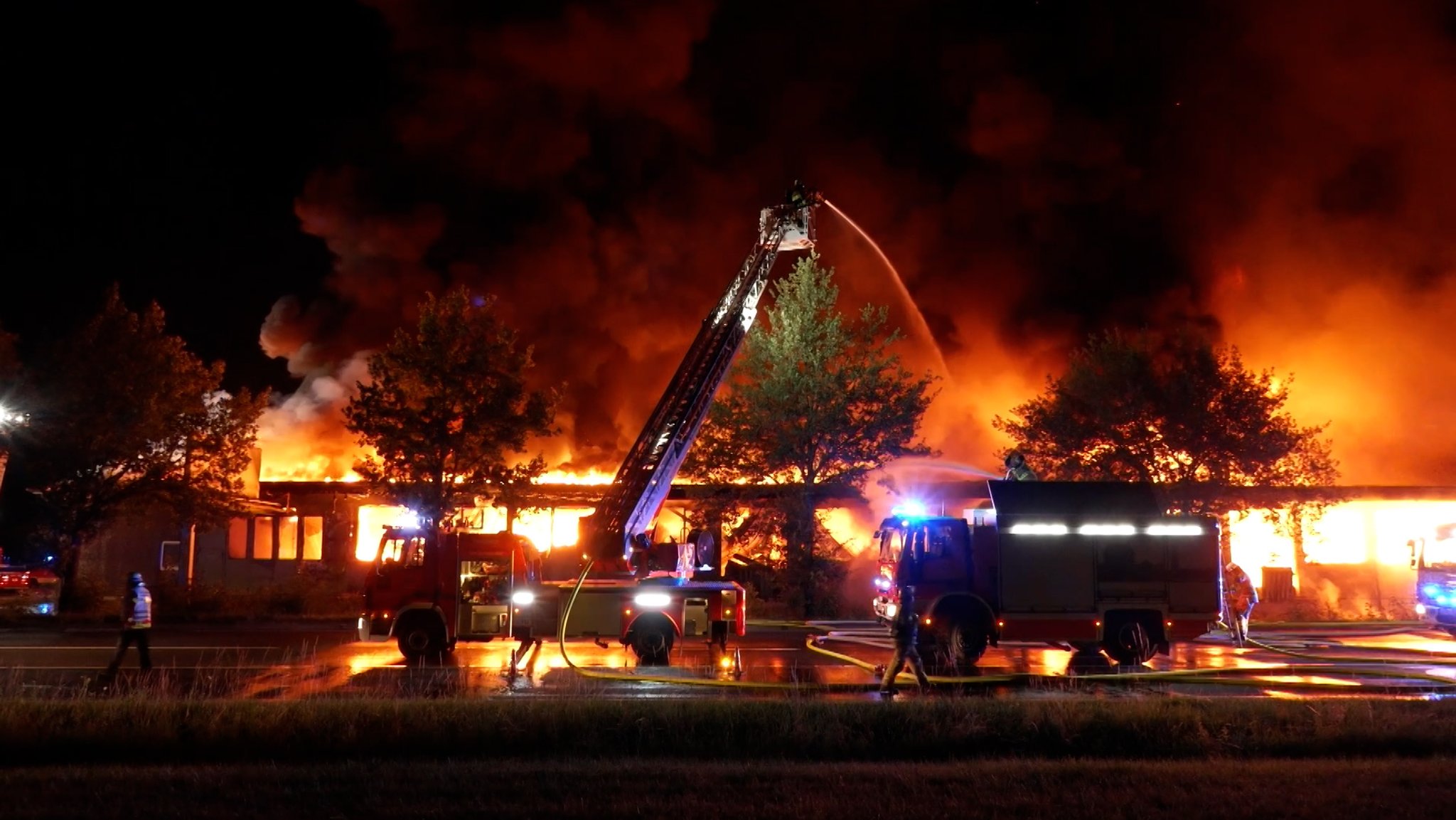 Lagerhalle voller Särge in Flammen | Bild: news5 Lagerhalle voller Särge in Flammen