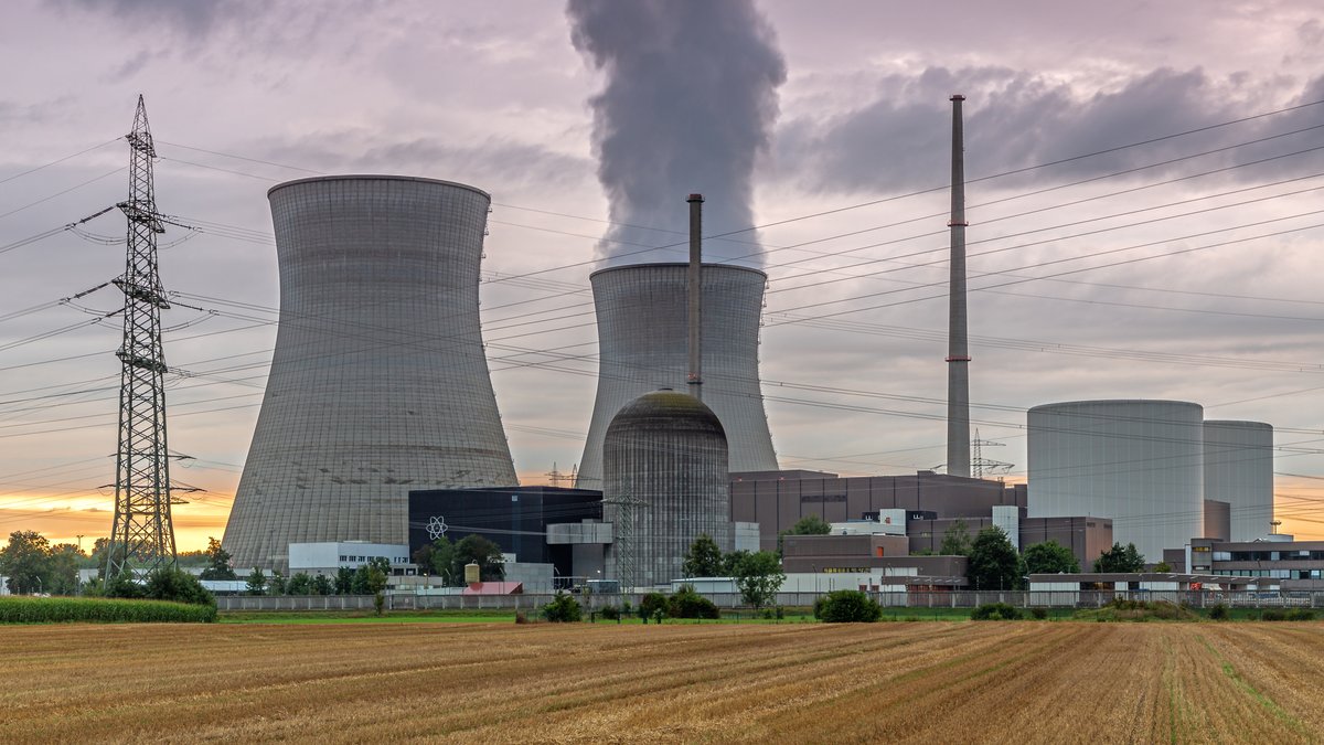 Am Atomkraftwerk Gundremmingen kommt Wasserdampf aus dem Kühlturm des Blocks C.