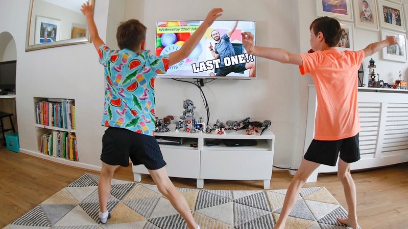Jugendliche trainieren zu Hause vor einem Fitness-Video 
