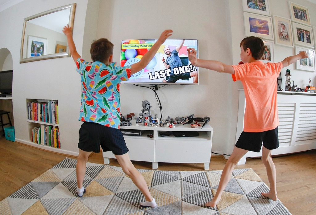 Jugendliche trainieren zu Hause vor einem Fitness-Video 