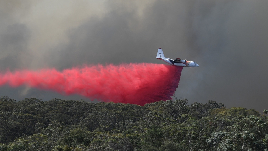 Ein Löschflugzeug überfliegt das Feuer auf dem Gospers Mountain südwestlich von Sydney. | Bild: picture-alliance/dpa Ein Löschflugzeug überfliegt das Feuer auf dem Gospers Mountain südwestlich von Sydney.