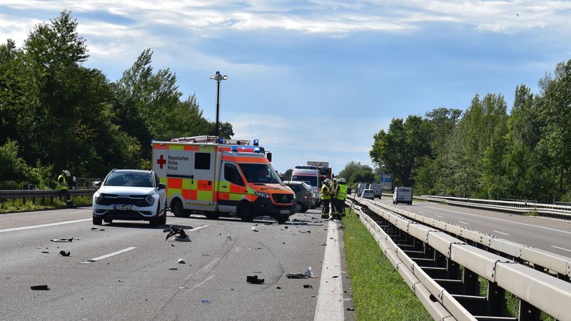 Rettungswagen und beschädigte Autos nach Geisterfahrer-Unfall auf A96
