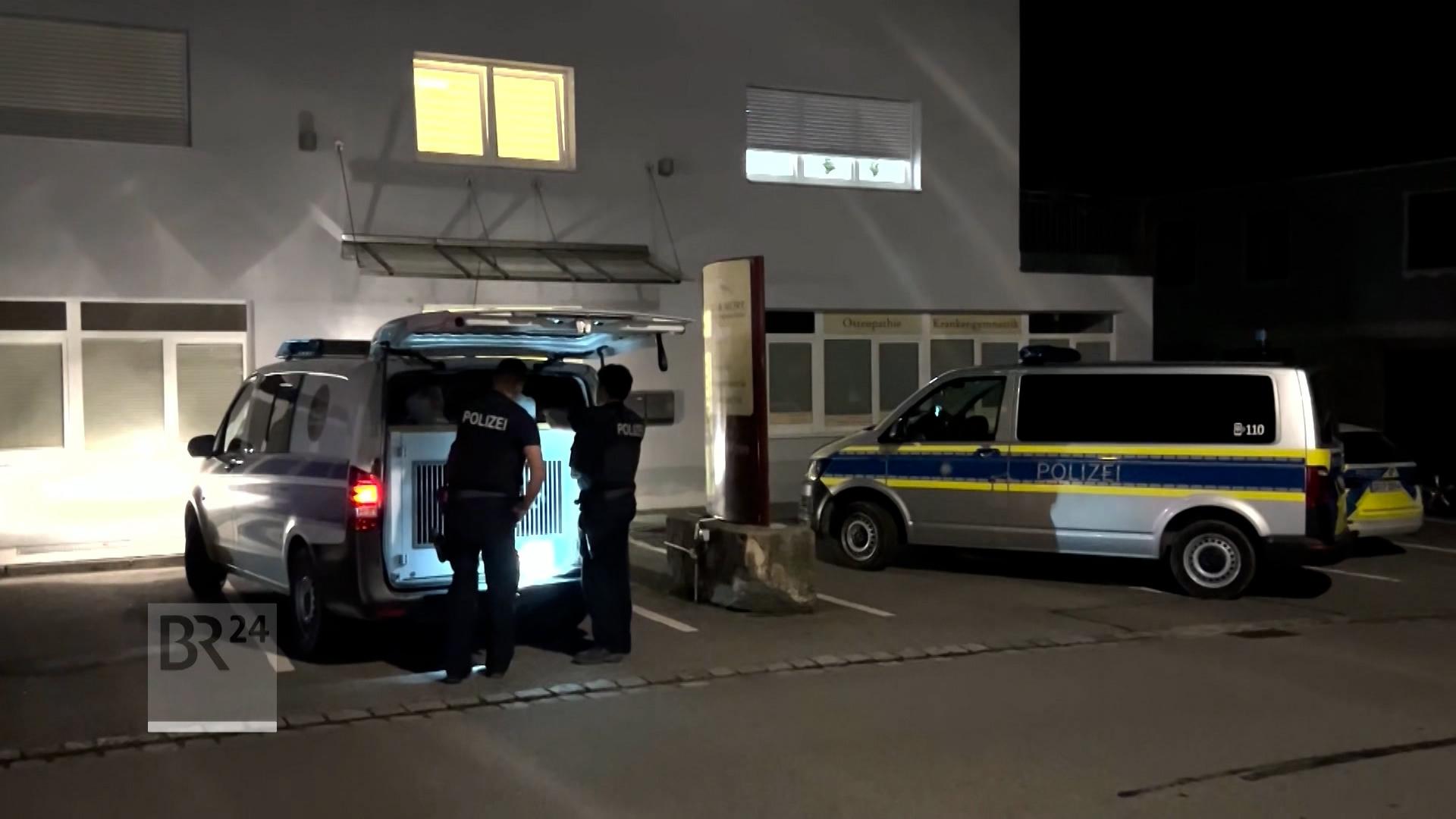 Drei aus einer psychiatrischen Einrichtung in Straubing geflohene Straftäter sind weiter auf der Flucht. Aber einen konnte die Polizei in Österreich nun festnehmen.