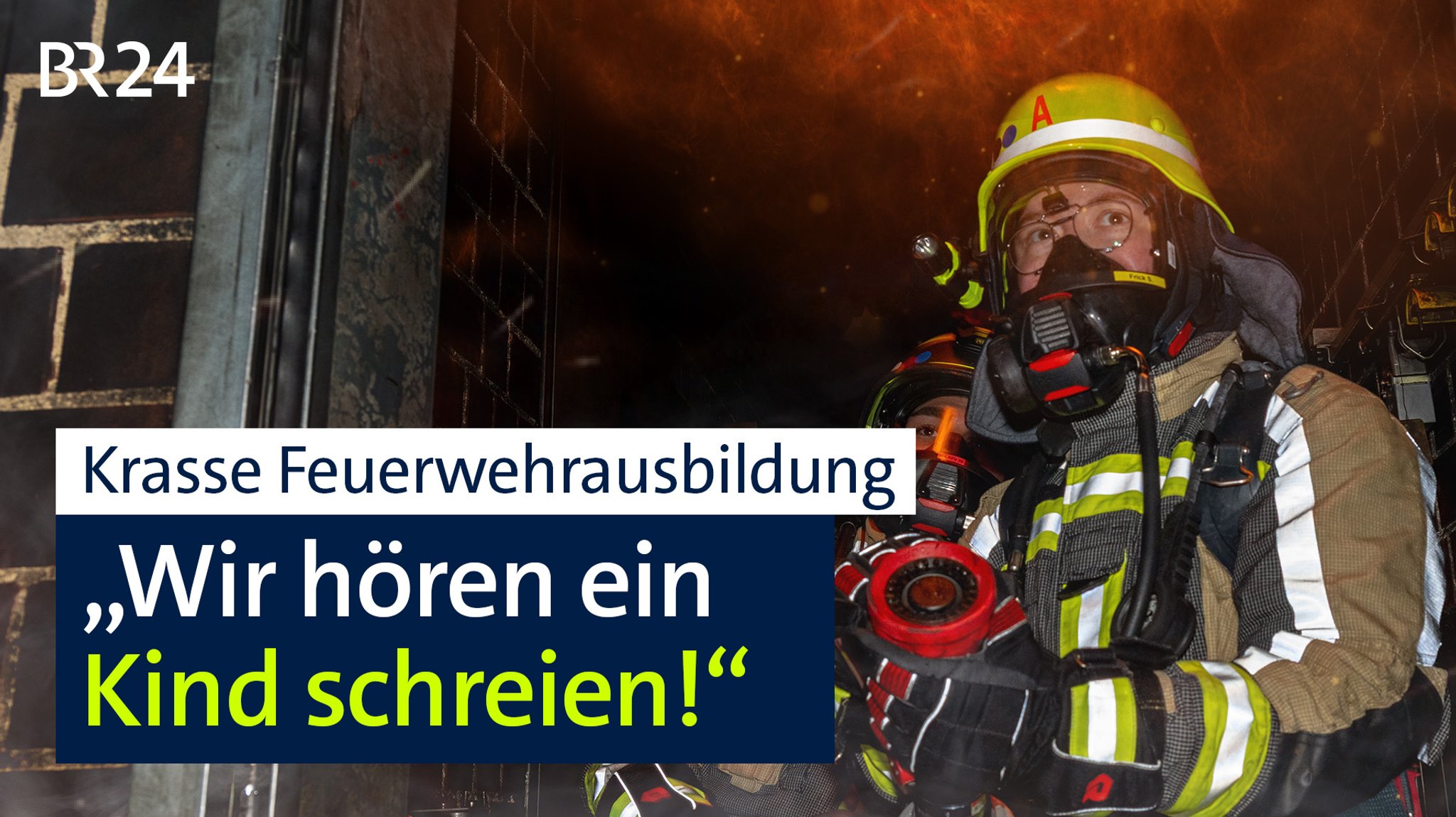 Feuerwehrler kommen aus einem brennenden Haus. | Bild: BR Feuerwehrler kommen aus einem brennenden Haus.