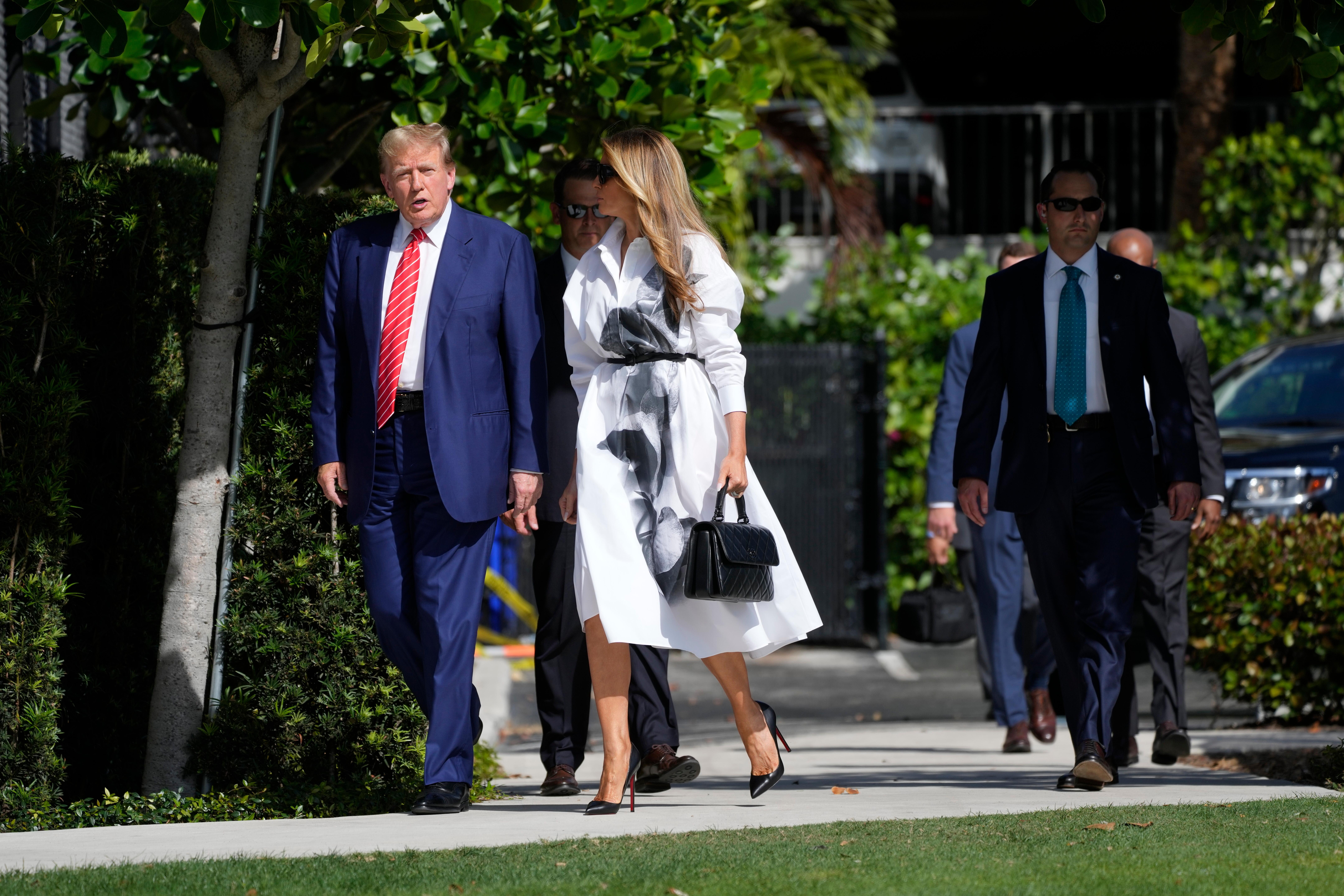 Der frühere US-Präsident Donald Trump (l.) und seine Ehefrau Melania am 19.03.24 in Palm Beach (Florida).