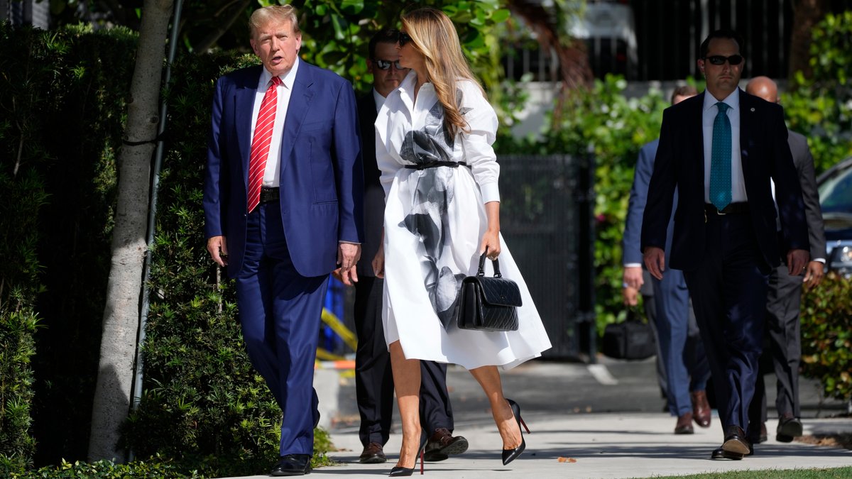 Der frühere US-Präsident Donald Trump (l.) und seine Ehefrau Melania am 19.03.24 in Palm Beach (Florida).