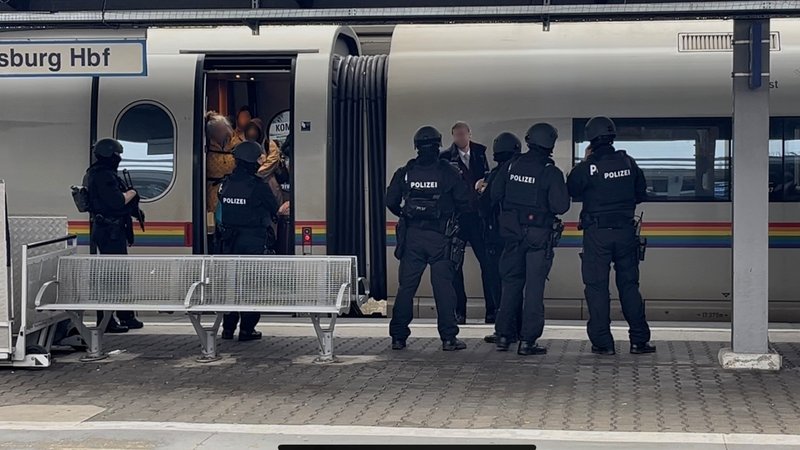 Großer Polizeieinsatz am Augsburger Hauptbahnhof. | Bild: BR/ Andreas Herz Großer Polizeieinsatz am Augsburger Hauptbahnhof.