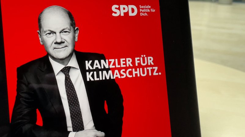 Ein Wahlplakat von Bundeskanzler Olaf Scholz mit der Aufschrift: "Kanzler für Klimaschutz".