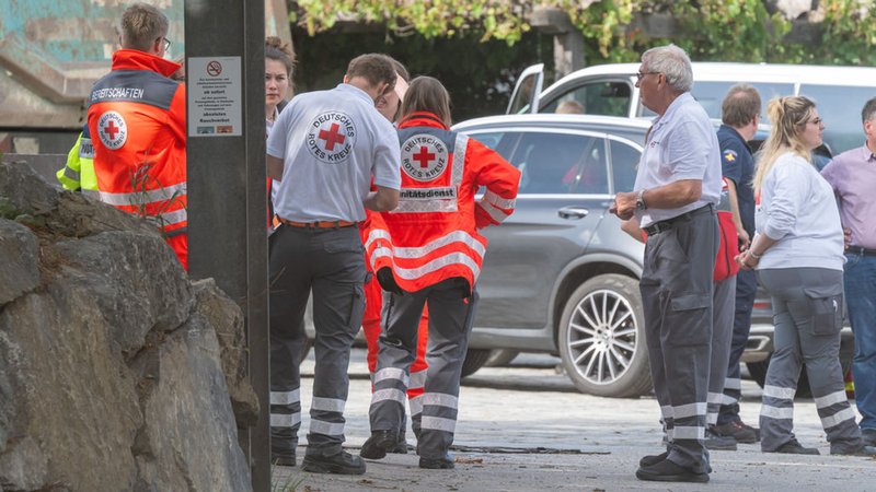 Drei Tote nach Arbeitsunfall in Kanalsystem: Rettungskräfte auf dem Firmengelände in Weyarn.