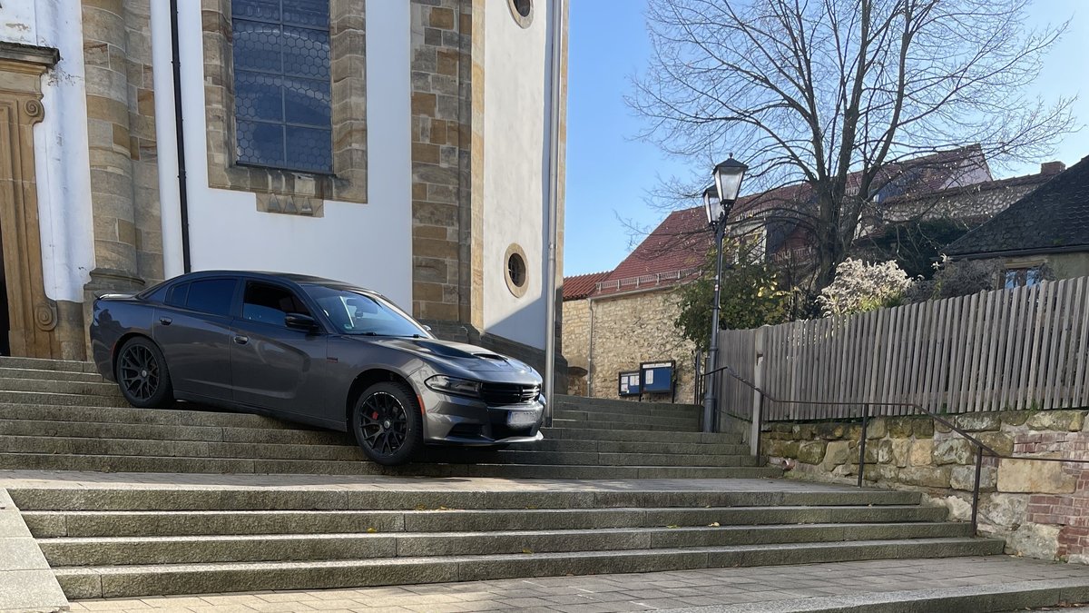 Festgefahrenes Auto auf der Kirchentreppe in Vilseck