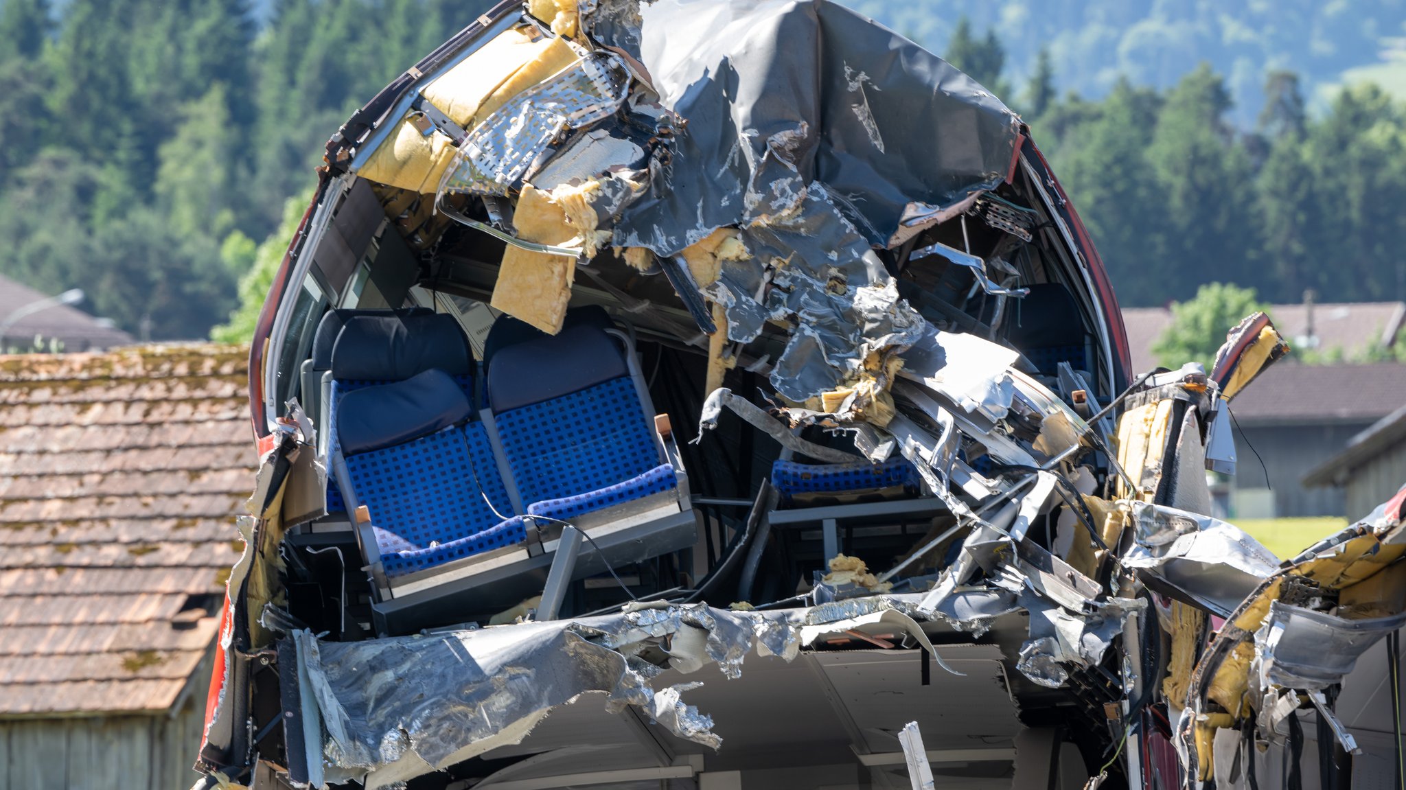 Ein durch die Bergungsarbeiten aufgeschnittener Waggon des verunfallten Regionalzuges