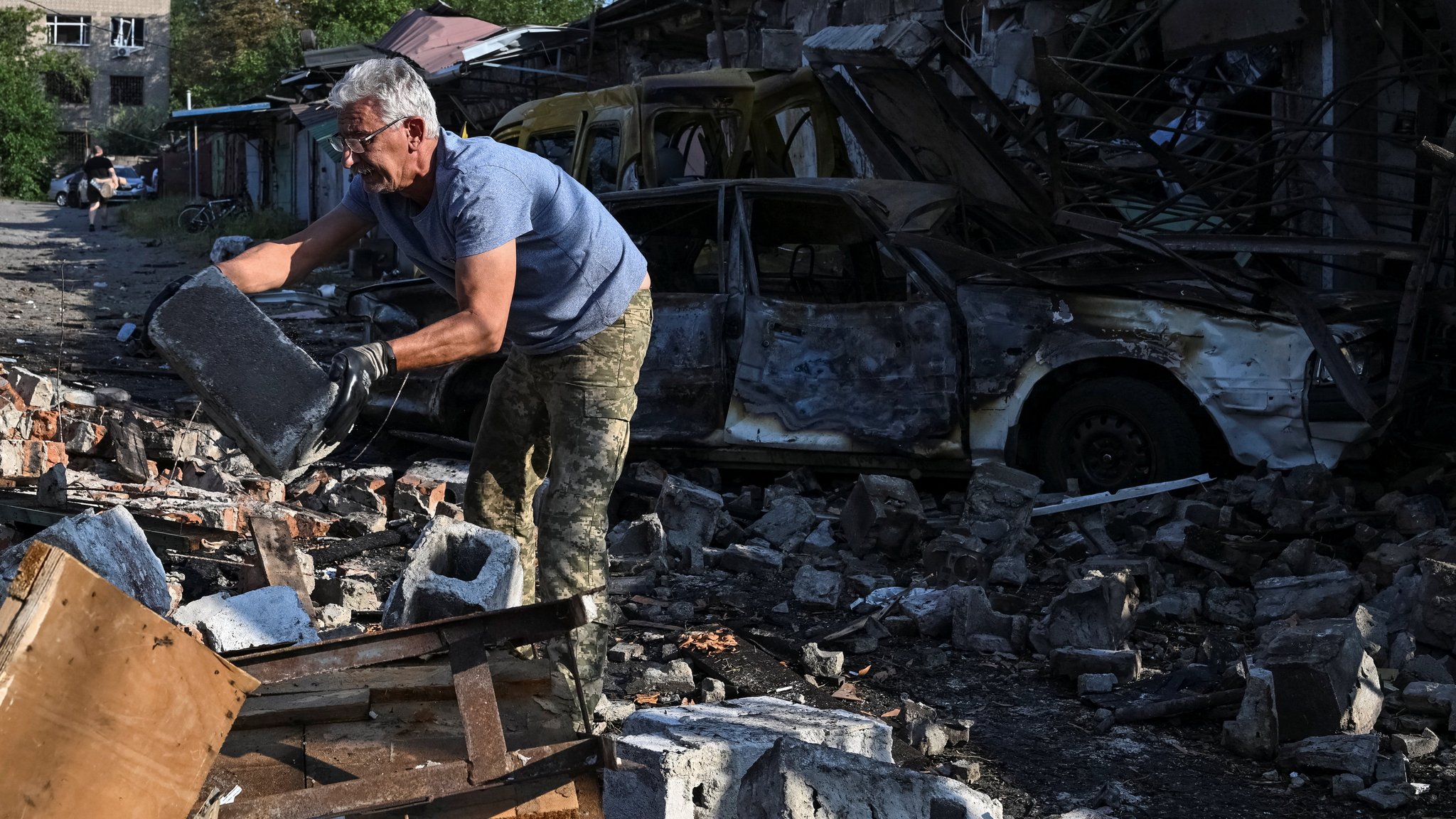 Aufräumarbeiten nach dem Luftangriff auf Saporischschja | Bild: REUTERS/Stringer Aufräumarbeiten nach dem Luftangriff auf Saporischschja