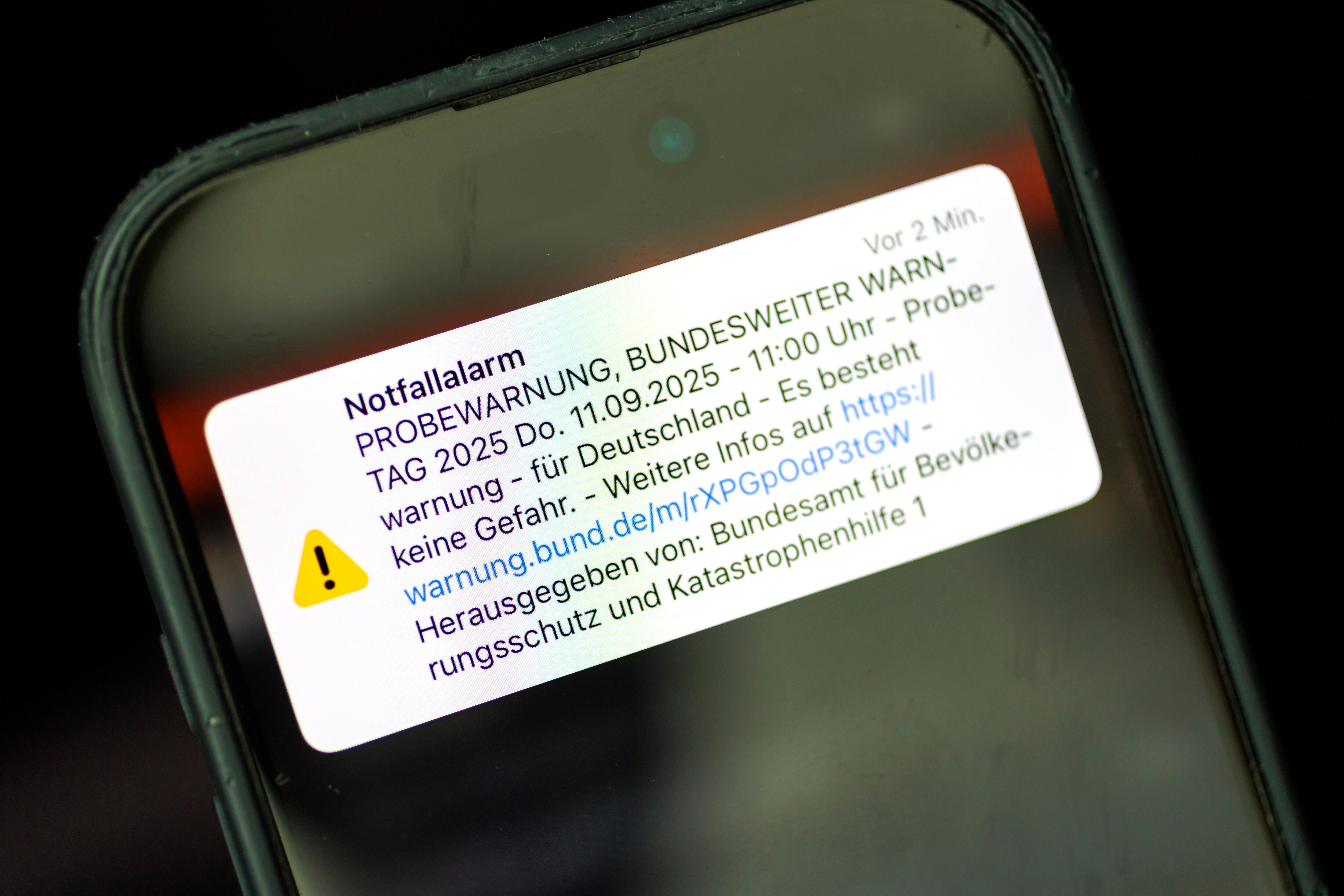Eine Probewarnung wird am bundesweiten Warntag auf einem Smartphone angezeigt.
