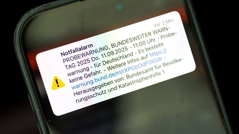 Eine Probewarnung wird am bundesweiten Warntag auf einem Smartphone angezeigt. | Bild: picture alliance / photothek.de | Thomas Imo Eine Probewarnung wird am bundesweiten Warntag auf einem Smartphone angezeigt.